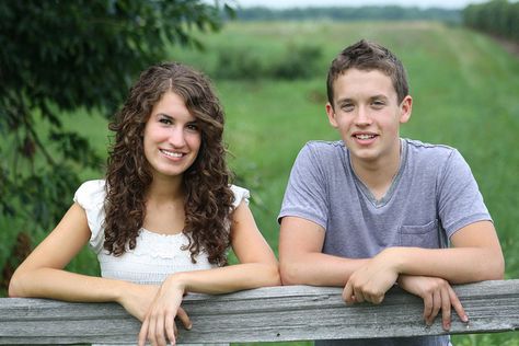 twin senior pictures - Google Search Twin Senior Pictures, Brother Sister Photography, Sister Pics, Brother Sister Photos, Sister Photoshoot, Sibling Photography Poses, Sibling Pictures, Sister Photography, Sister Poses