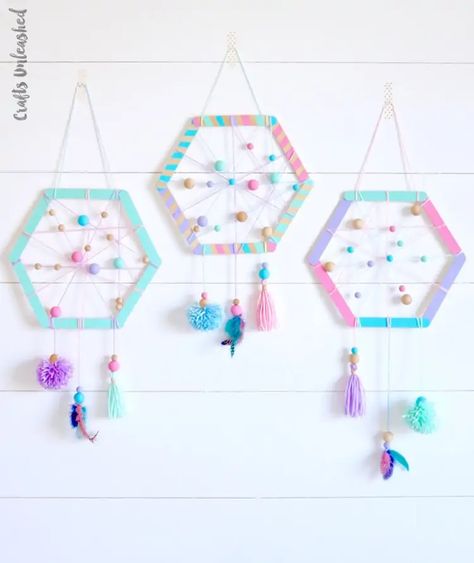 Popsicle Stick Crafts: 35 Fun Things for Kids to Make & Do - How Wee Learn Dreamcatchers For Kids, Diy Dream Catcher For Kids, Dreamcatcher Craft, Dream Catcher For Kids, Diy Dreamcatcher, Dreamcatcher Diy, Diy Popsicle, Popsicle Crafts, Dream Catcher Craft