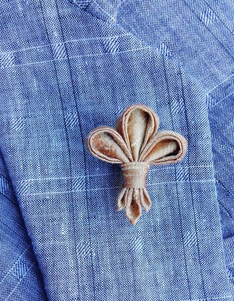 Necktie Crafts, Custom Lapel Pins, Flower Lapel Pin, Lapel Pins Mens, Lapel Flower, Jw Gifts, Kanzashi Flowers, Gold Silk, Brooches Handmade