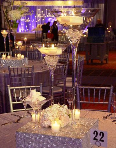 Martini Glass Centerpiece, Wedding Vase Centerpieces, Expensive Flowers, Wedding Centrepiece, Candles Flowers, Candles Wedding, Event Centerpiece, Unique Wedding Flowers, Glass Centerpieces