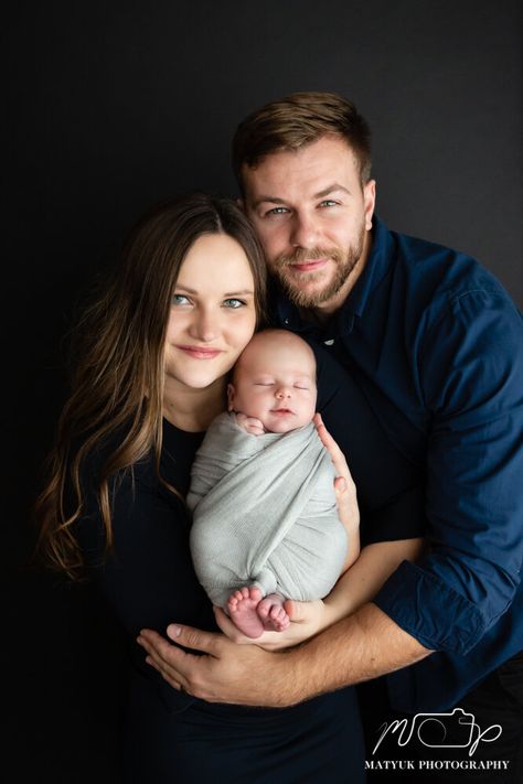 Newborn Family Portraits Studio, Smash Cake Outdoor, Newborn Picture Ideas, Blossom Pictures, Born Baby Photos, Outdoor Family Pictures, Parents Photography, Newborn Family Pictures, Mother Baby Photography