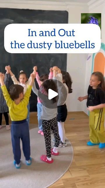 Gülşah DİLEK KAYA on Instagram: "In and Out the Dusty Bluebells" is a traditional children's game often played in the UK. a few additional aspects that enhance the fun and engagement of the game: ⭐Hand Actions ⭐Role of the Leader ⭐Encouragement of Participation ⭐Rhythm and Coordination ⭐Community and Social Skills ⭐⭐⭐Dilimden düşmeyen bir "rhyme" daha😍⭐⭐⭐⭐  #englishryhmes #englishforpreschoolers #younglearnersenglish #englishgames  #ingilizceoyun" Circle Games For Kids, Music Games For Kids, Circle Time Games, Rhyming Games, Circle Game, English Games, Kindergarten Games, Social Games, Preschool Class