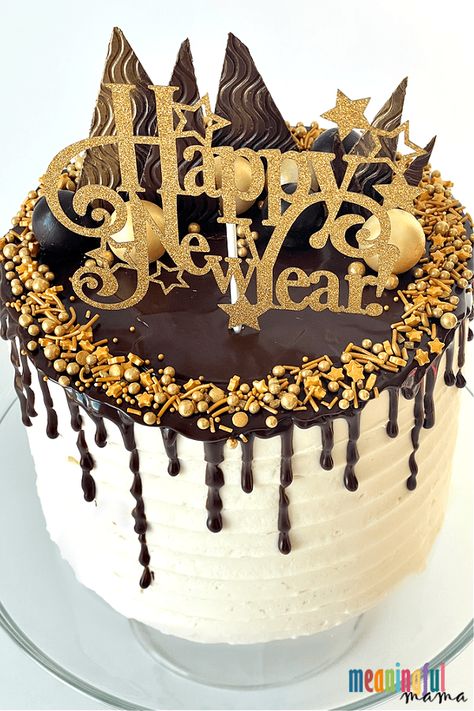 This black and gold New Year's cake provides both a beautiful and tasty way to ring in the new year. With a modern design and flavors of vanilla, chocolate, and strawberry, I hope this cake helps motivate your own cake creations. Happy New Years Cake Ideas, New Years Birthday Cake, New Year Cakes Ideas, New Years Cake Ideas 2024, New Year’s Eve Cakes, New Years Cakes Ideas, New Years Cake Design, Nye Cake Ideas, New Year’s Eve Cake Ideas