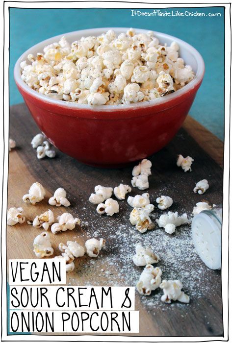 Vegan Sour Cream and Onion Popcorn. Just 5 ingredients you already have in your pantry! #itdoesnttastelikechicken Vegan Popcorn, Healthy Junk Food, Vegan Junk Food, Popcorn Seasoning, Vegan Sour Cream, Like Chicken, Junk Food Snacks, Popcorn Recipes, Sour Cream And Onion