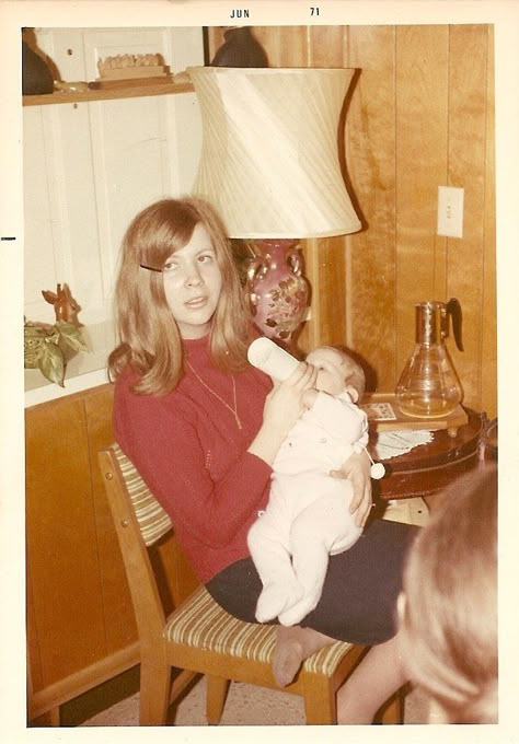 70s Mom Aesthetic, Vintage Mom Aesthetic, 70s Mom, Coloured Photos, 70s Photos, Teen Pregnancy, 70s Aesthetic, Vintage Polaroid, Vintage Mom