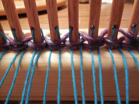 Peg Weaving, Loop De Loom, Peg Looms, Stick Weaving, Braid Wrap, Weaving Rugs, Textile Weaving, Loom Rug, Rag Rug Tutorial