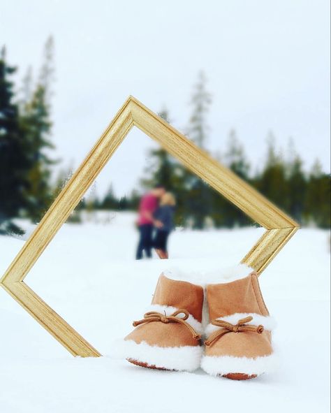 Gender Reveal In The Snow, Winter Baby Announcement Photoshoot, Winter Baby Announcement Photos, Snow Pregnancy Announcement, Winter Baby Announcement Ideas, Winter Pregnancy Announcement Photos, Snow Baby Announcement, Maternity Photo Shoot Ideas Winter, Winter Pregnancy Photos