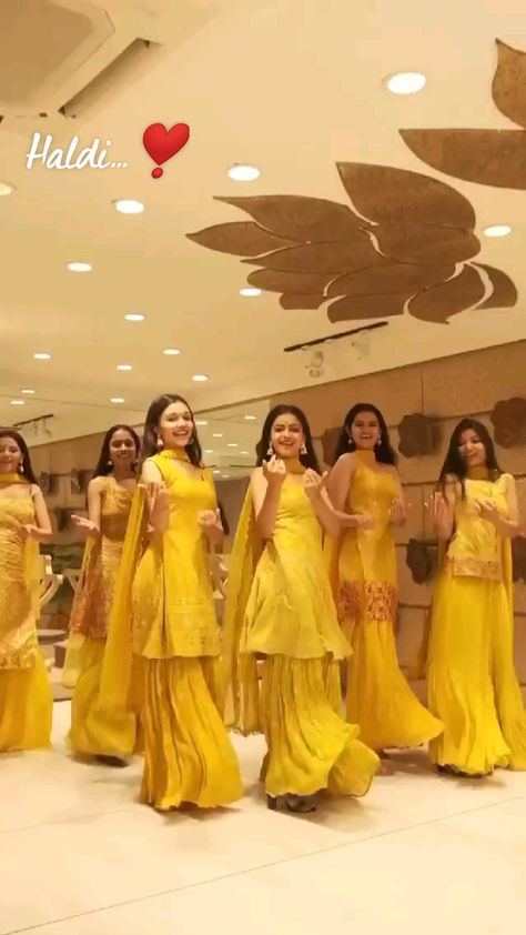 Mehndi Dress Ideas For Bride Sister, Mehndi Function Dresses, Haldi Ceremony Outfit, Haldi Dress, Haldi Outfits, Simple Dance, Wedding Dance Songs, Wedding Dance Video, Indian Wedding Video