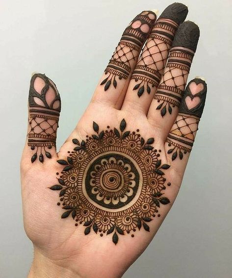 Image may contain: 2 people Round Mehndi Design, Palm Mehndi Design, Indian Mehndi Designs, Tato Henna, Henna Art Designs, Beginner Henna Designs, Mehndi Designs For Kids, Mehndi Decor, Latest Bridal Mehndi Designs