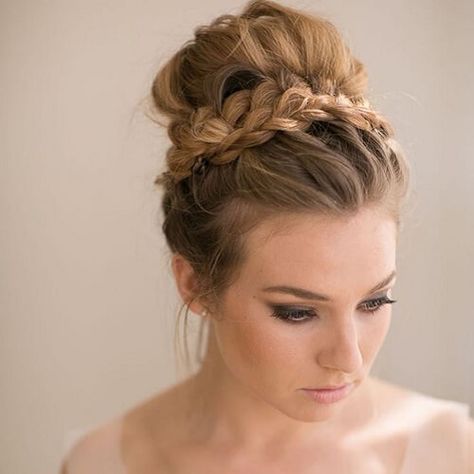 Medium Length Hairstyles for Round Faces High Bun Wedding Hairstyles, Braided Prom Hair, Peinados Recogidos, Hair 2018, Wedding Hair And Makeup, Simple Wedding, Hairstyles Haircuts, Bride Hairstyles, Model Hair