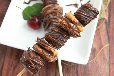 Peanut Butter Brownie Dessert Kebabs | 31 Foods On A Stick That Are Borderline Genius Brownie Kabobs, Dessert Kabobs, Pork Kebabs, Peanut Butter Brownie, Bat Mitzvah Party, Peanut Butter Sandwich, Kid Desserts, Brownie Desserts, Diy Desserts