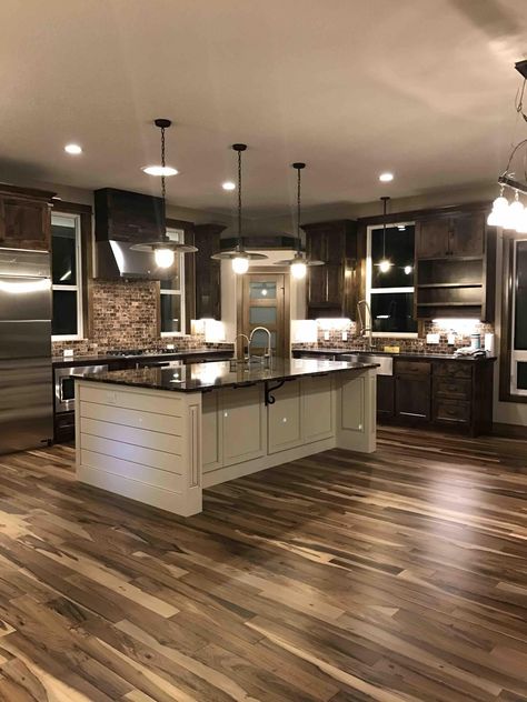 You'll want to remodel your own kitchen once you see these jaw-dropping kitchen makeover before-and-after pictures. #kitchenremodelmagazines Dapur Rustic, Farmhouse Ideas, Hus Inspiration, House Goals, Kitchen Makeover, Style At Home, Küchen Design, Rustic Kitchen, Dream Home Design