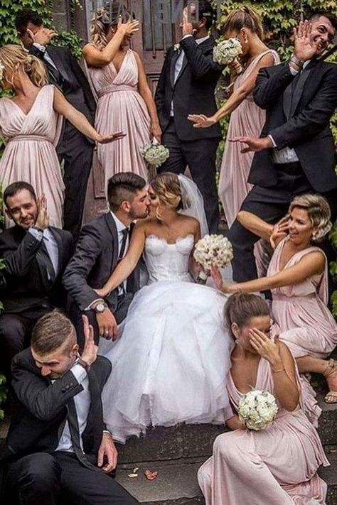 20 Funny Wedding Photo Ideas With Your Bridesmaids And Groomsmen | Roses & Rings Funny Wedding Photography, Funny Wedding Photos, Creative Wedding Photo, Wedding Picture Poses, Pose Fotografi, Wedding Kiss, Bridal Party Photos, Foto Tips, Wedding Party Photos