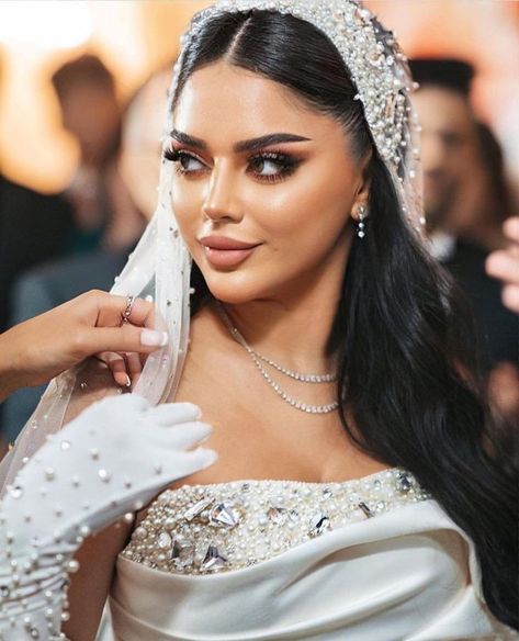 Arab Bride, Glam Bride Makeup, Arabian Wedding, Bridal Veils And Headpieces, Bride Hair Piece, Bride Dress Simple, Arab Wedding, Classy Wedding Dress, Stylish Wedding Dresses