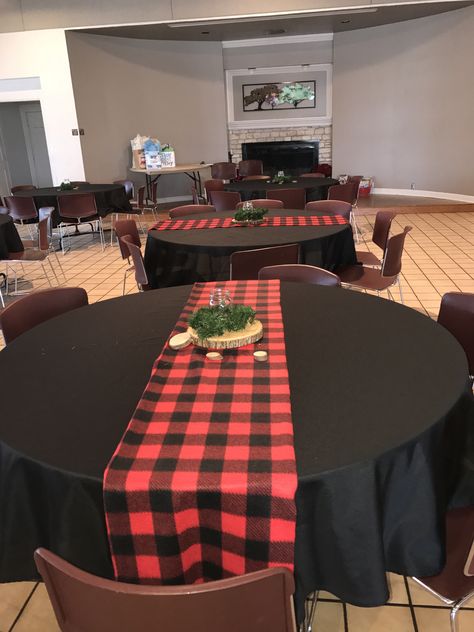 Lumberjack themed baby shower. Black table clothes, flannel table runners, wooden circle cut with mason jar, tea light candle and greenery. Baby Shower Ideas For Boys Decorations, Bos Baby, Plaid Baby Shower, Lumberjack Birthday Party, Baby Shower Ideas For Boys, Boys Diy, Diy Decorating Ideas, Lumberjack Baby Shower, Lumberjack Baby