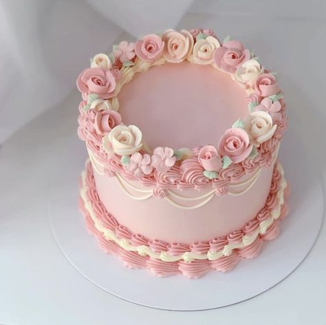 Vintage Piping Cakes, Vintage Cake Piping Techniques, Cottagecore Cakes, Vintage Lambeth Cake, Vintage Piped Birthday Cake, Cake Piping Designs, Cottagecore Cake, Two Tier Vintage Cake Pink, Vintage Frilly Cakes