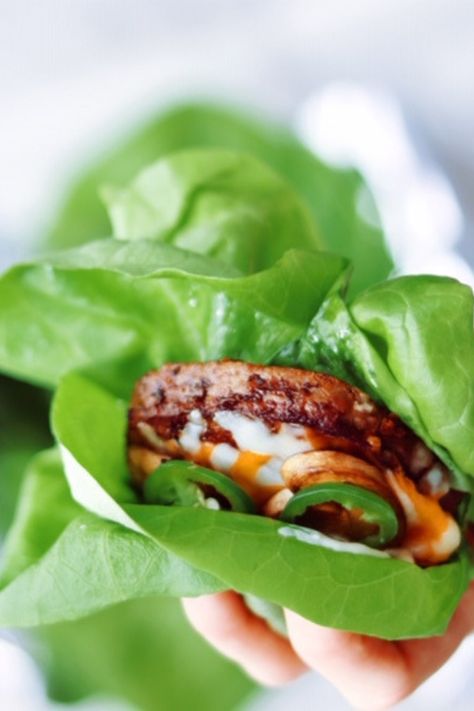 Burger with lettuce wrap .So fresh this incredible low carb hamburger is as good as a real hamburger with buns. Try it with boston lettuce or bigger leaf like collards. Put your favorite ingredients and Enjoy. #lettuceburger #burgerinlettuce #hautenutrition Burger Lettuce, Lettuce Burgers, Boston Lettuce, Dessert Sans Gluten, Baked Bacon, Lettuce Wrap, How To Cook Mushrooms, Sauteed Mushrooms, My Recipes