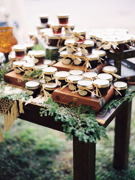 10 Fall wedding favor ideas your guests will love Rustic Party Favors, Jam Wedding Favors, Memorable Wedding Favors, Mason Jar Wedding Favors, Wedding Favour Jars, Creative Wedding Favors, Wedding Favor Ideas, Edible Wedding Favors, Best Wedding Favors