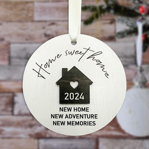 PRICES MAY VARY. NEW HOUSE 2024: Celebrate the milestone of moving into a new home with our charming 2024 ornament. It's perfect for house warming gifts new home, new house gift, housewarming gifts for couple or simply a thoughtful gesture to show your appreciation for loved ones starting a new chapter. THOUGHTFUL HOUSEWARMING GIFTS: This New Home Gift Box will bring joy and excitement to your loved ones as they unwrap this special ornament. Ideal for housewarming gifts new home couple, housewar Welcome Home Basket Housewarming Gifts, 1st Home Gift Ideas, House Closing Gifts Basket Ideas, Gift For House Warming New Homes, Good Housewarming Gifts, First Time Home Buyer Gift, Small Housewarming Gift, Diy Housewarming Gift, Welcome Home Basket