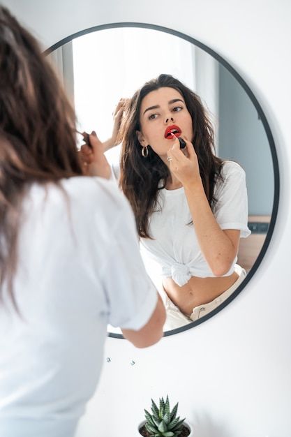 Woman Applying Lipstick, Looking At Mirror, Woman Mirror, Applying Lipstick, Mirror Photography, Perfect Lipstick, Women Lipstick, How To Apply Lipstick, Natural Moisturizer