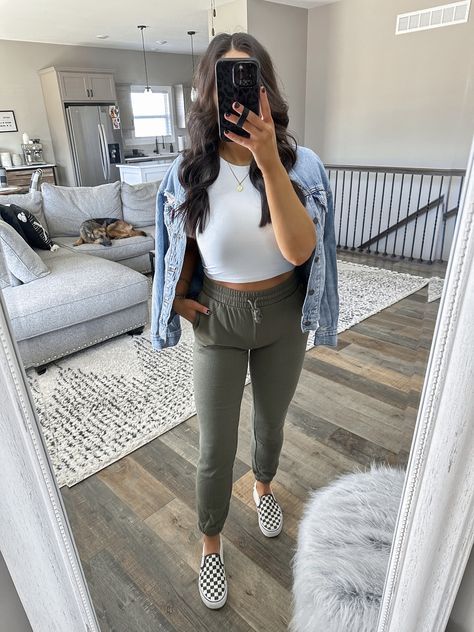 Jogger Spring Outfit, Joggers And Vans Outfit, Olive Green Joggers Outfit Women, Army Green Joggers Outfits, Olive Green Joggers Outfits, Green Joggers Outfit Casual, Olive Joggers Outfit, Green Jogger Outfit, Khaki Joggers Outfit Women