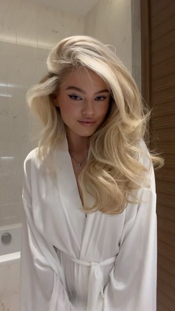 Kate Motovilova on Instagram Blonde Hair Makeup, Hair Curling Tips, Bridesmaid Hair Makeup, Blonde Hair Inspiration, Mob Wife, Blowout Hair, Blonde Hair Shades, January 3, Hair Stylist Life