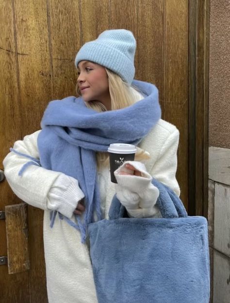 Oversized Scarf Outfit, Blue Scarf Outfit, White Scarf Outfit, Scandinavian Style Winter, Big Scarf Outfit, Chic Winter Fashion, Blue Outfit Winter, Scarf Outfit Winter, Light Blue Scarf