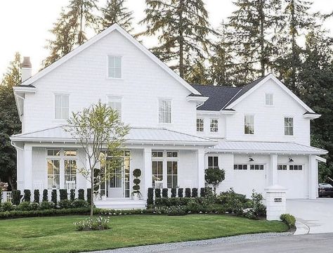 White Farmhouse Exterior, White Modern Farmhouse, White Exterior Houses, White Windows, Modern Farmhouse Exterior, White Farmhouse, Farmhouse Exterior, Décor Diy, Dream House Exterior