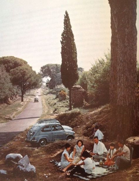 Italian Photography, Italian Summer Aesthetic, Italy Vibes, Italian Aesthetic, Italian Family, Italian Life, Vintage Picnic, Italy Aesthetic, Family Picnic