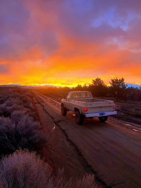 1980s Trucks, Country Sunset, Country Trucks, Country Backgrounds, Vintage Pickup, Vintage Pickup Trucks, Western Life, Classic Pickup Trucks, Western Aesthetic