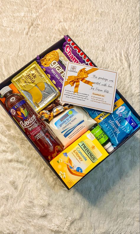 A gidt box containing care items to make gloomy period days easier Care Package Ideas Girlfriend, Period Care Package For Girlfriend, Period Box Ideas For Girlfriend, Girlfriend Care Package, Period Care Package, Period Party, Bd Ideas, Period Box, Period Days