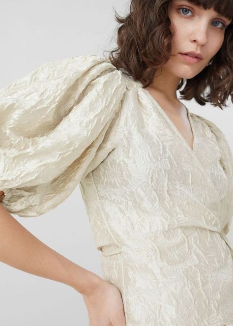 11 Genius Ways to Update Your Wardrobe Next Year on a Shoestring Budget White Wrap Blouse, Spring Runway, Jacquard Blouse, 70s Women, Basic Sweaters, Chic Blouses, Simply Chic, Denim Trends, Update Your Wardrobe