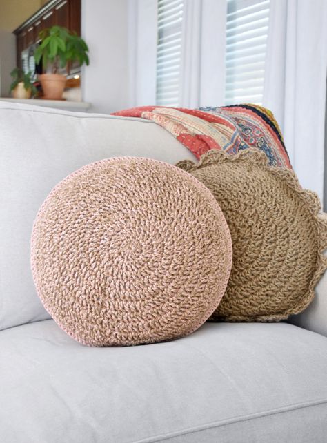 This round crochet jute pillow free pattern is gorgeous, simple, and adds some fun texture to your home decor. Jute Pillow, Modern Haken, Crochet Jute, Crochet Pillow Patterns Free, Crochet Cushion Pattern, Basket Tutorial, Cushion Cover Pattern, Sew Patterns, Round Crochet