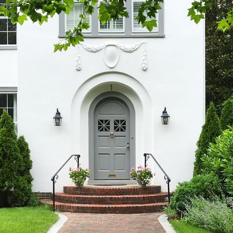 I will always love white and gray! This historic stucco home in crisp white looks fabulous with the French gray. The antique brass hardware… Exterior Stucco Paint Colors, Temple Exterior, Fixer Upper Exterior, Entrance Makeover, Stucco Houses, Painted Brick Ranch, White Stucco House, Exterior Stucco, Stucco Paint