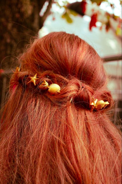 Redhead Mermaid, Red Hair Mermaid Aesthetic, Red Hair Mermaid, Sea Shells In Hair, Red Mermaid Aesthetic, Red Mermaid Tail, Red Hair Green Eyes, Ocean Hair, Hair Accessories Red