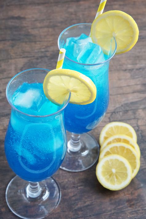 Blue Lagoon Mocktail Recipe, Blue Lemonade Non Alcoholic, Blue Drinks Non Alcoholic, Blue Cocktail Drinks, Non Alcoholic Party Drinks, Blue Mocktail Recipe, Blue Lagoon Drink, Blue Mocktail, Blue Lagoon Mocktail