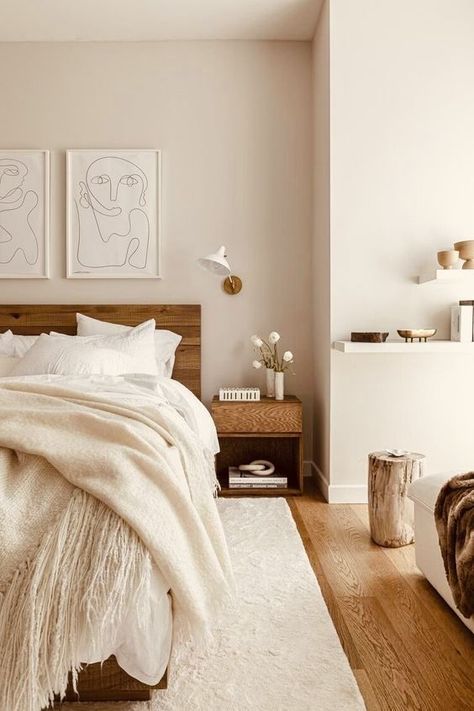 Anyone recognizes how a good night of sleep is essential to both physical and mental health, a minimal layout can help it. Discover more: Cream Bedroom Walls, Brown Bedroom Walls, Light Brown Bedrooms, Brown Bedrooms, Chocolate Bedroom, Beige Walls Bedroom, Bedroom Wooden Floor, Minimalist Bedroom Color, Male Bedroom