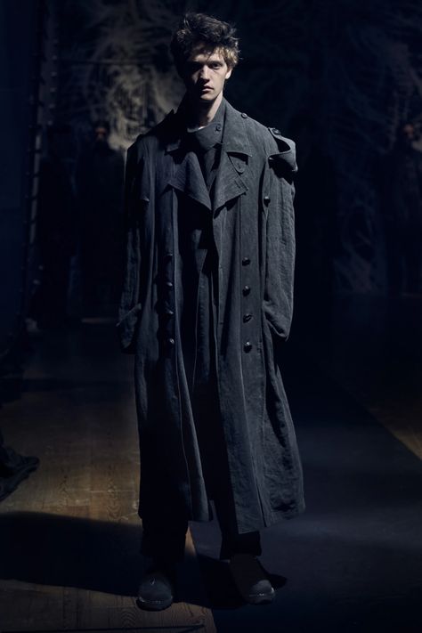 Yohji Yamamoto Spring 2021 Menswear Collection - Vogue Dark Fashion Photography, Avangard Fashion, Detective Outfit, Trench Coat Outfit, Trench Coat Men, Menswear Collection, Yohji Yamamoto, Dark Fashion, Mens Fashion Trends