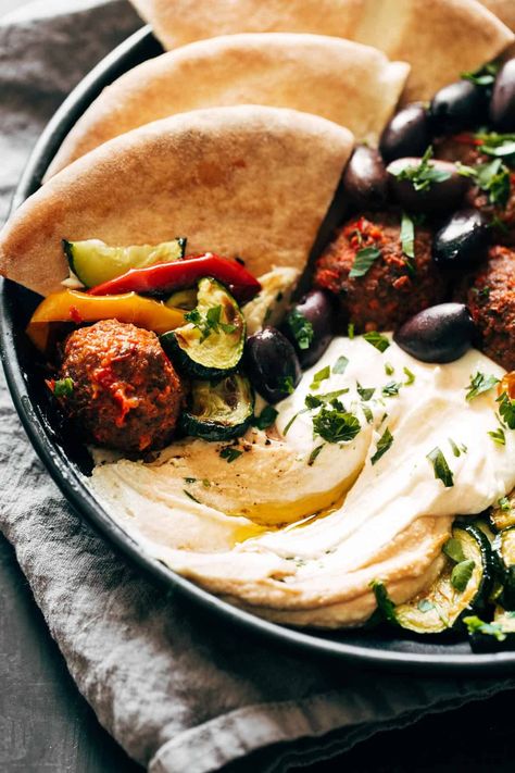 Cauliflower Hummus, Quinoa Sweet Potato, Baked Falafel, Falafel Recipe, Dry Chickpeas, Diner Recept, Whipped Feta, Garden Food, Salad With Sweet Potato