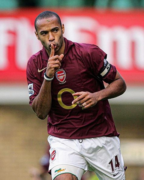 Thierry Henry Arsenal Pictures, Old Football Players, European Soccer Players, Football Players Photos, Thierry Henry, Soccer Event, Football Photography, Arsenal Players, Retro Football Shirts