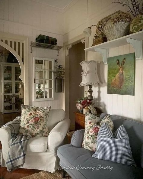 Facebook Grandma Chic Living Room, Romantic Living Room Ideas, Cluttered Cottage, Winters Morning, Interior Cottage, Country Cottage Living, Interior Decoration Ideas, Painted Frames, Grandma Chic