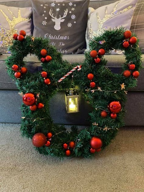 Wreath With Lantern, Mickey Mouse Christmas Wreath, Disney Christmas Tree Decorations, Wreaths For Christmas, Mickey Mouse Christmas Tree, Mickey Mouse Wreath, Themed Wreaths, Disney Wreath, Mickey Mouse Decorations