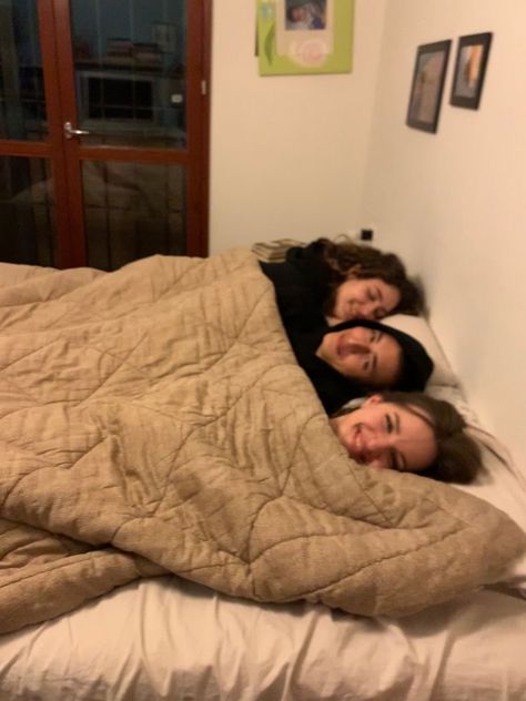 Three Roommates Aesthetic, Girls Trio Aesthetics, Lead Role Aesthetic, Sleepover 3 People, Going Out Friends Aesthetic, Going Out Friends, 2024 Vision Board Pictures Women, Hotel Room With Friends, Female Friend Group