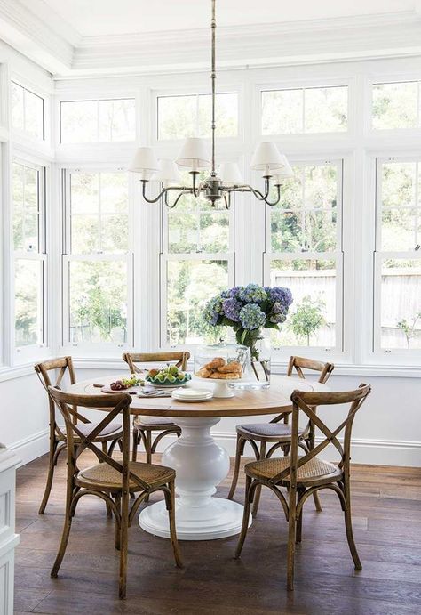 What is Coastal Grandmother Home Style? - Full Hearted Home Hamptons House Interior, Hamptons Style Interior, Hampton Style Home, Hamptons Style Decor, Hamptons Dining, Hamptons Kitchen, Hamptons Style Homes, Hamptons Style Home, Styl Hampton