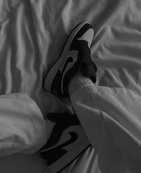 Black Jordan Aesthetic, Dark Shoes Aesthetic, Shoes Dark Aesthetic, Jordans Aesthetic, Black And White Jordans, Elegant Sneakers, Обувь Air Jordan, Grey Jordans, Cute Date Outfits