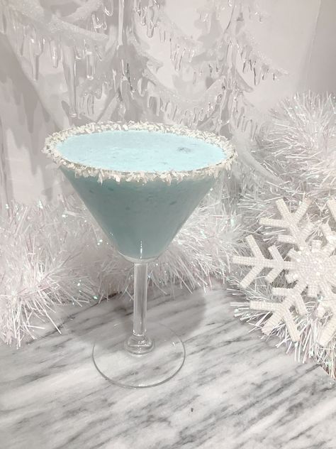 Jack Frost Martini Blue Mojito Recipe, Jack Frost Cocktail, Peppermint Cocktail, Christmas Party Drinks, Rum Punch Recipes, Martini Ingredients, Creamy Cocktails, Winter Cocktail, Blue Drinks