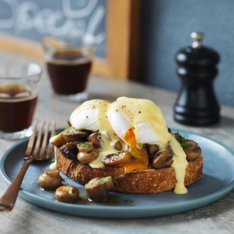 Mushrooms and Poached Egg on Sourdough Poached Egg Recipe, Sourdough Recipe, Sautéed Mushrooms, Brunch Cafe, Breakfast Cafe, Bistro Food, Breakfast Restaurants, God Mad, Eggs Recipe