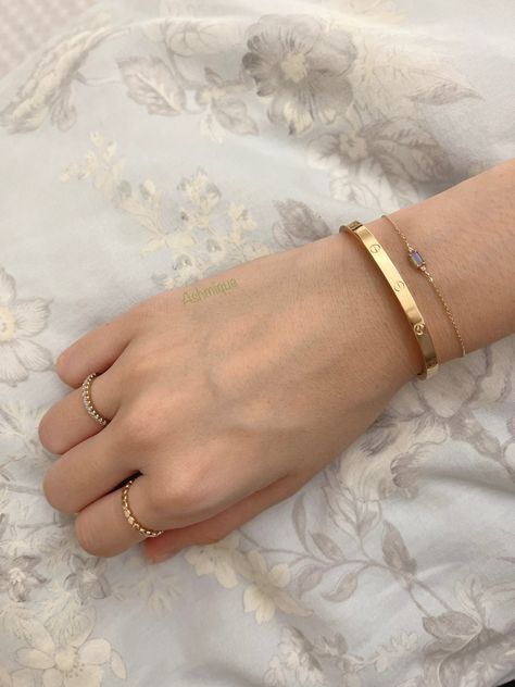 Braclets Ideas Gold For Women, Golden Bracelet For Women Indian, Indian Blouses, Minimalist Ear Piercings, Permanent Jewelry, Hand Accessories, Bracelet Simple, Blouse Neck, Dream Wedding Ideas Dresses