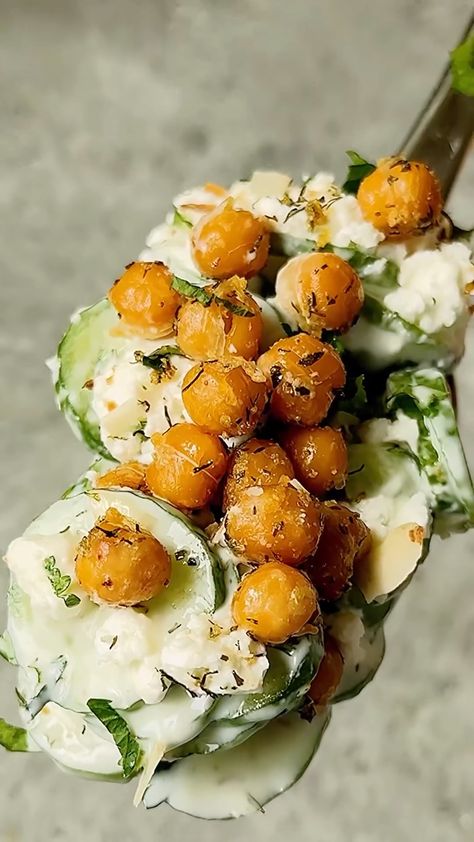 Creamy Cucumber Salad With Crispy Spiced Chickpeas Feta Cucumber Salad, Chickpea Cucumber Salad, Cucumber Chickpea Salad, Chickpea Feta Salad, Healthy Era, Cucumber Salads, Easy Cucumber Salad, Cucumber Yogurt, Creamy Cucumber Salad