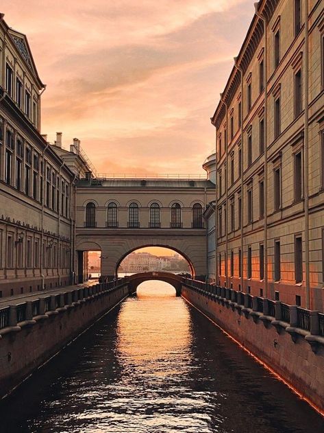 Saint Petersburg Aesthetics, Perspective Pictures, 1 Point Perspective, Perspective Photos, One Point Perspective, Perspective Photography, Perspective Drawing, City Landscape, City Photography